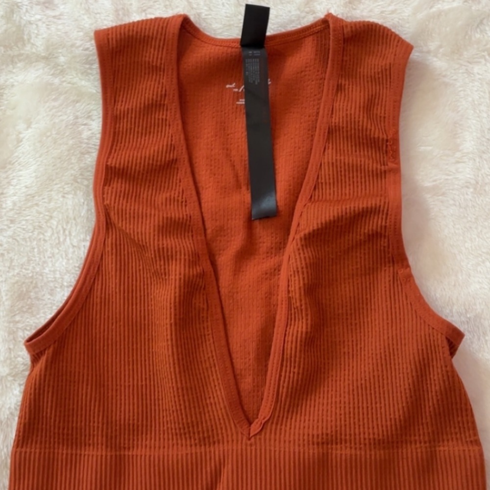 Urban Outfitters Cropped Deep V-Neck Tank Top - Picture 4 of 9